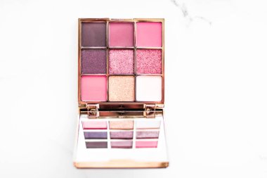 Mermer arka planda göz farı paleti, makyaj ve kozmetik p