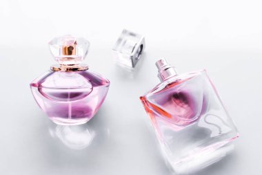 Parlak arka planda pembe parfüm şişesi, tatlı çiçek kokusu, gl