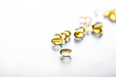 Sağlıklı beslenme için D vitamini ve Omega 3 hapları.