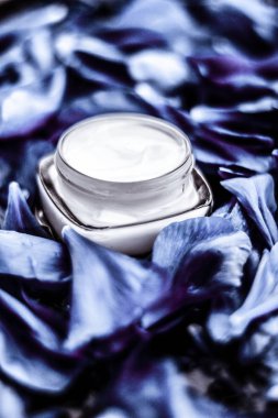 Mavi çiçek çantasındaki yüz derisi için lüks yüz kremi nemlendiricisi