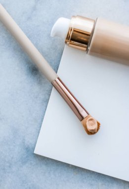 Makyaj şişesi ve mermer, makyaj fırçası