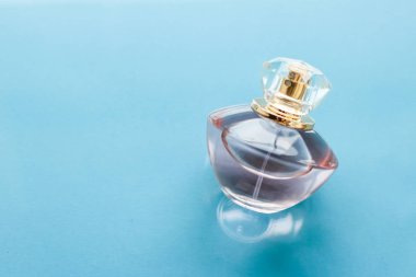 Parlak arka planda pembe parfüm şişesi, tatlı çiçek kokusu, gl