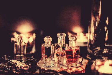 Parfüm şişeleri ve gece kaliteli koku, aroma kokusu, fra