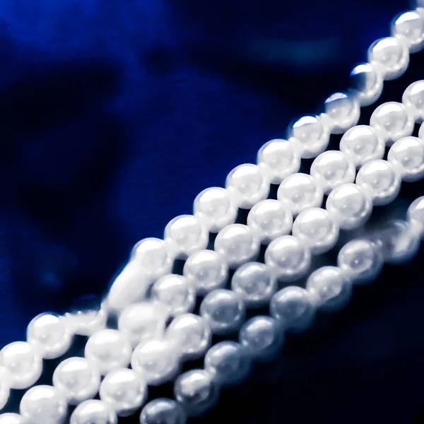 Moda de joyería costera, collar de perlas bajo respaldo de agua azul — Foto de Stock