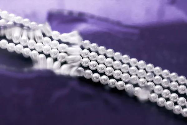 Coastal jewellery fashion, pearl necklace under purple water bac — ストック写真