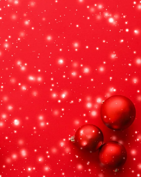 Julgranskulor på röd bakgrund med snöglitter, lyx Wi — Stockfoto