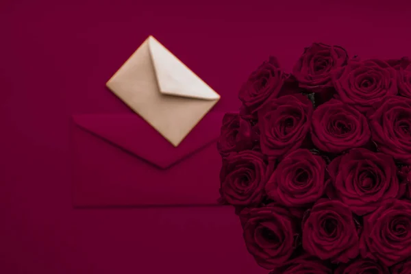 Carta de amor y entrega de flores en el día de San Valentín, bouqu de lujo —  Fotos de Stock