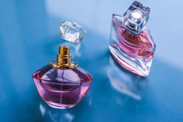 Růžová láhev parfému na lesklém pozadí, sladká květinová vůně, gl — Stock fotografie