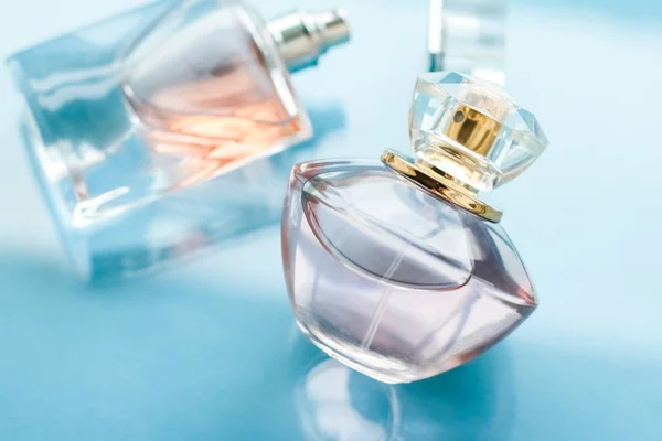 Frasco de perfume rosa no fundo brilhante, aroma floral doce, gl — Fotografia de Stock