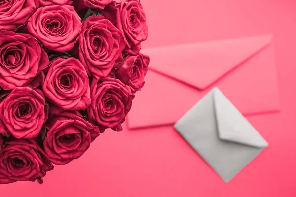 Carta de amor e entrega de flores no Dia dos Namorados, bouqu de luxo — Fotografia de Stock