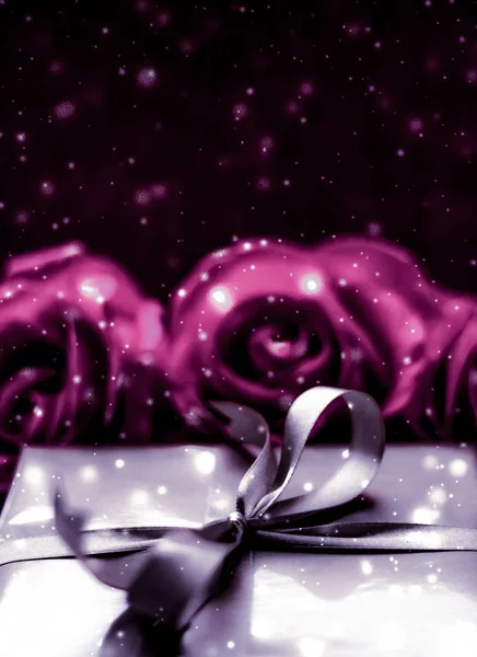 Vacanza di lusso scatola regalo d'argento e rose rosa come Natale, Vale — Foto Stock