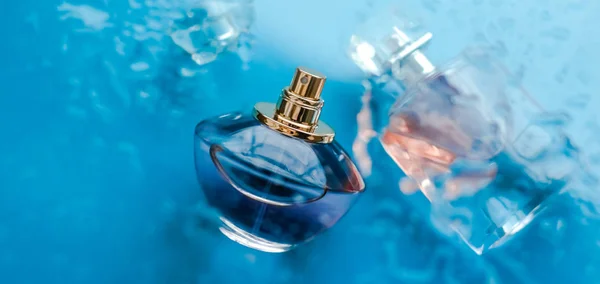 Perfume bottle under blue water, fresh sea coastal scent as glam — Stock Photo, Image