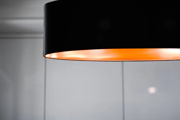 Lampada in bronzo in una stanza, elegante arredamento moderno illuminazione — Foto Stock