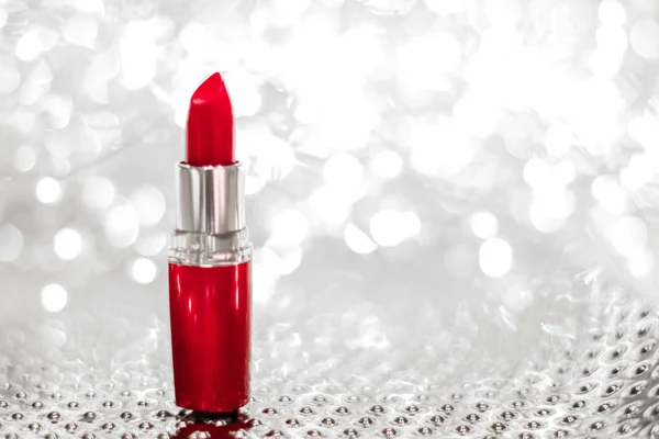 Lápiz labial rojo en plata Navidad, Año Nuevo y San Valentín Día h — Foto de Stock