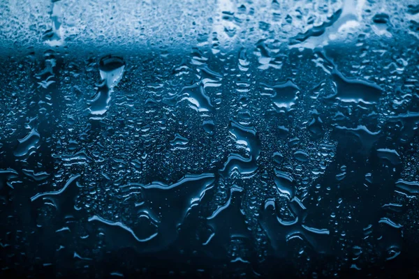 Textura de agua fondo abstracto, gotas de agua sobre vidrio azul como s —  Fotos de Stock