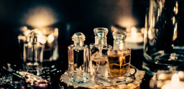 Parfüm şişeleri ve gece kaliteli koku, aroma kokusu, fra