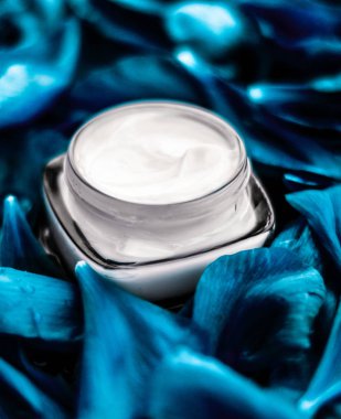 Mavi çiçek çantasındaki yüz derisi için lüks yüz kremi nemlendiricisi