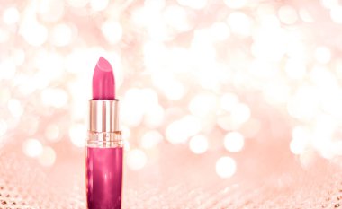 Gül sarısı üzerinde pembe ruj, yeni yıl ve sevgililer günü.