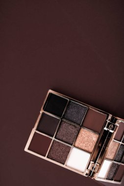 Göz falı paleti ve çikolata arka planda makyaj fırçası, göz.