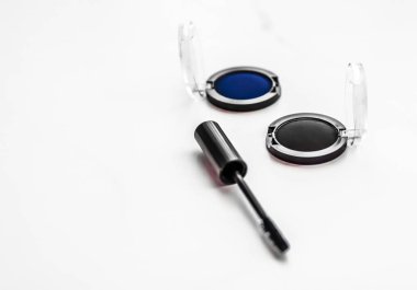 Göz farı, siyah kalem ve maskara mermer arka plan, göz farı.