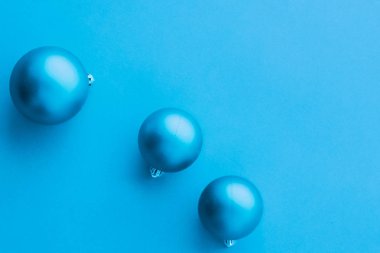 Mavi flatlay fon üzerinde Noel baubles, lüks kış holida