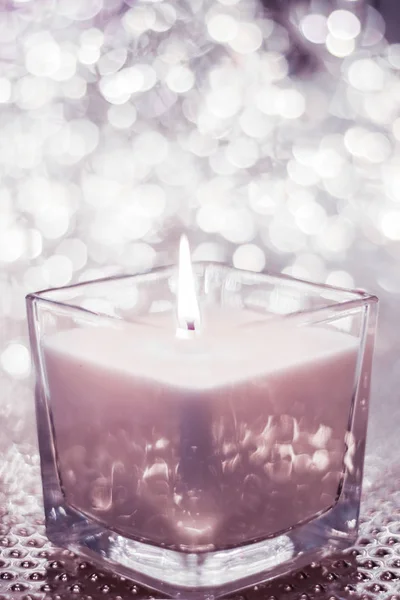 Erröten rosa aromatische Kerze auf Weihnachten und Silvester glitzern ba — Stockfoto