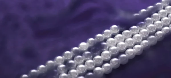 Moda de joyería costera, collar de perlas bajo bac agua púrpura — Foto de Stock