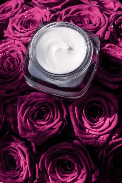 Cara creme hidratante da pele em rosas rosa flores, luxo skinca — Fotografia de Stock