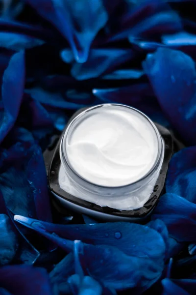 Luxusní krém na obličej hydratační krém na pleť obličeje na modrém květinovém bac — Stock fotografie
