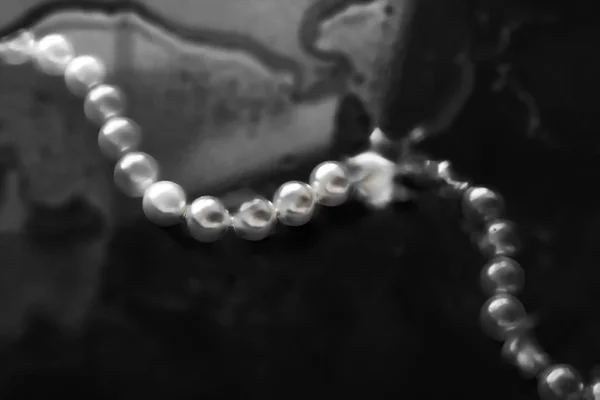 Coastal jewellery fashion, pearl necklace under black water back — ストック写真