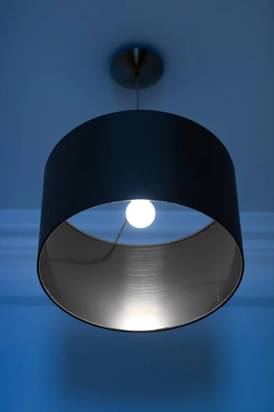 Lampada d'argento in una stanza, elegante arredamento moderno illuminazione — Foto Stock
