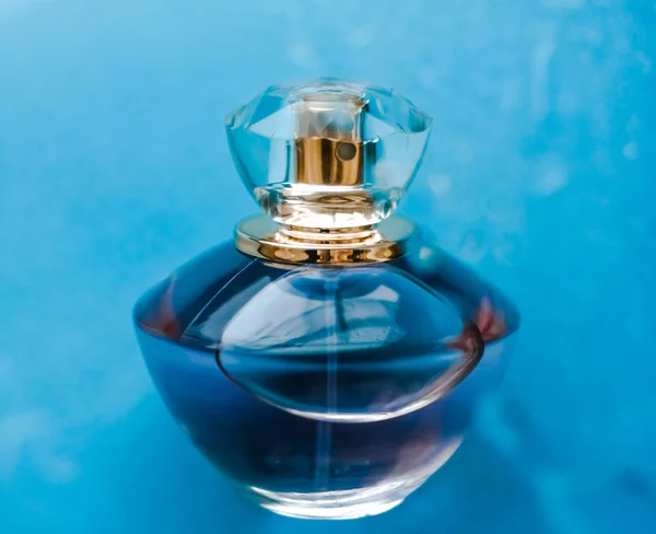 香水瓶在蓝色的水底，新鲜的海滨芬芳扑面而来 — 图库照片