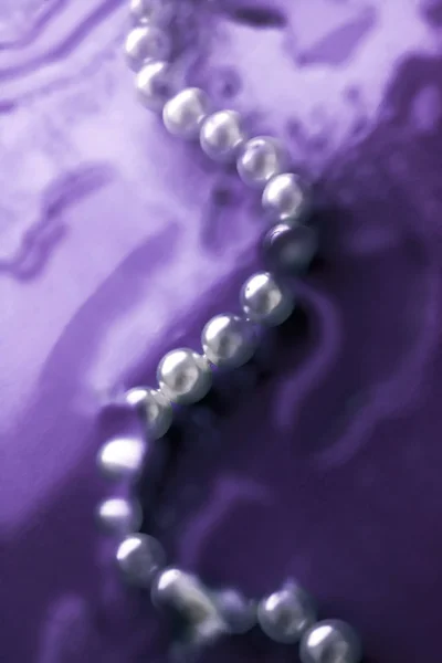 Прибрежная ювелирная мода, жемчужное ожерелье под фиолетовыми водами — стоковое фото