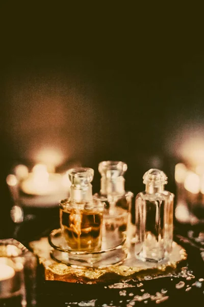 Parfümös üvegek és szüreti illat éjszaka, illat, fra — Stock Fotó