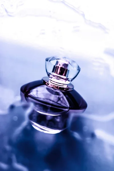 Perfume bottle under purple water, fresh sea coastal scent as gl — Stock Photo, Image
