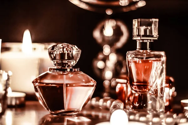 Butelka perfum i vintage zapach na stole próżności glamour w — Zdjęcie stockowe