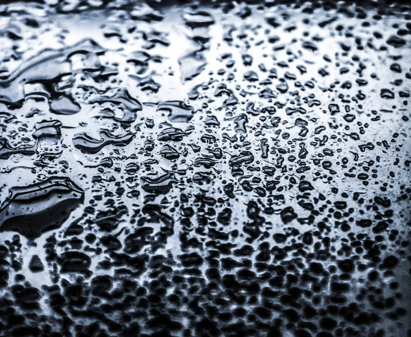 Vatten konsistens abstrakt bakgrund, aqua droppar på silver glas som — Stockfoto
