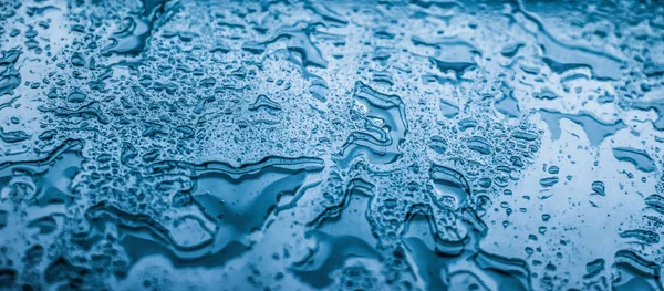물의 질감 추상적 인 배경, 물은 파란 유리 위에 s 만큼 떨어진다 — 스톡 사진