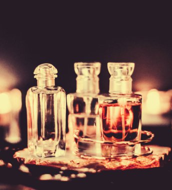 Parfüm şişeleri ve gece kaliteli koku, aroma kokusu, fra