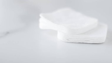 Mermer arka plan, kozmetik ve makyaj malzemelerinde organik pamuk pedleri 