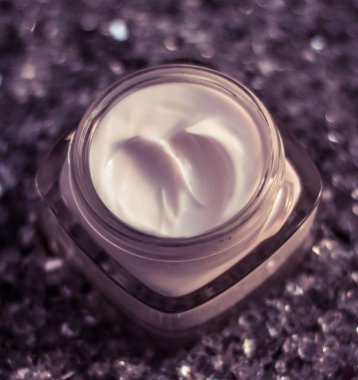 Parlak arka planda sağlıklı cilt için lüks yüz kremi, 