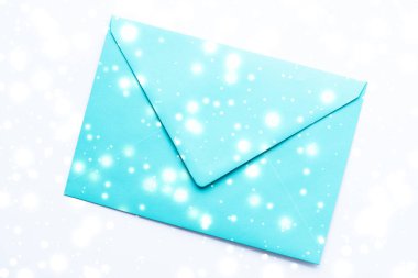 Kış tatili parlak kar f ile mermer üzerinde boş kağıt zarflar