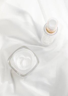 Yüz kremi, nemlendirici kavanoz ve beyaz ipeğe serum jeli, deri araba.