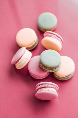 Pastel pembe arka planda Fransız kurabiyeleri, Paris 'in şık kahvesi.