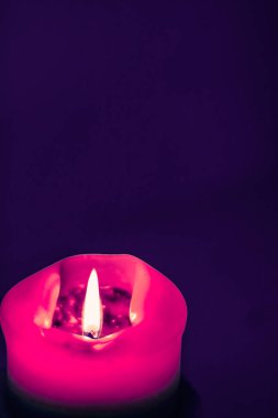 Mor arka plan pembe tatil mum, lüks marka tasarım