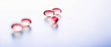 Sağlıklı beslenme için kırmızı haplar, destek hapları ve probi.