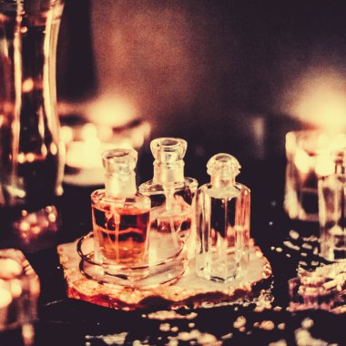 Parfüm şişeleri ve gece kaliteli koku, aroma kokusu, fra
