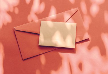 Flatlay model tasarımı olarak güzellik markası kimliği, bir kartvizit...