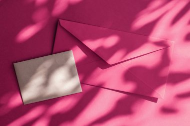 Flatlay model tasarımı olarak güzellik markası kimliği, bir kartvizit...