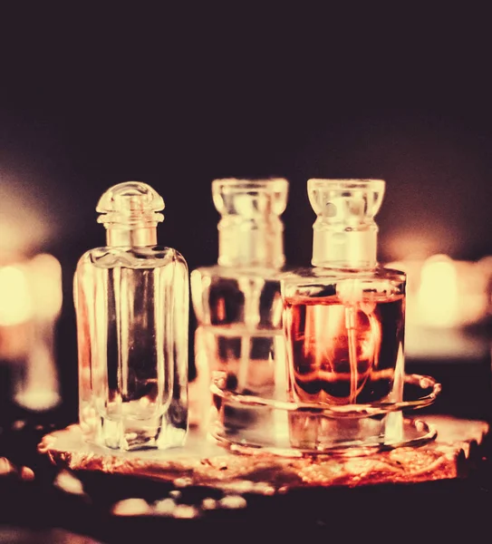 Parfüm şişeleri ve gece kaliteli koku, aroma kokusu, fra